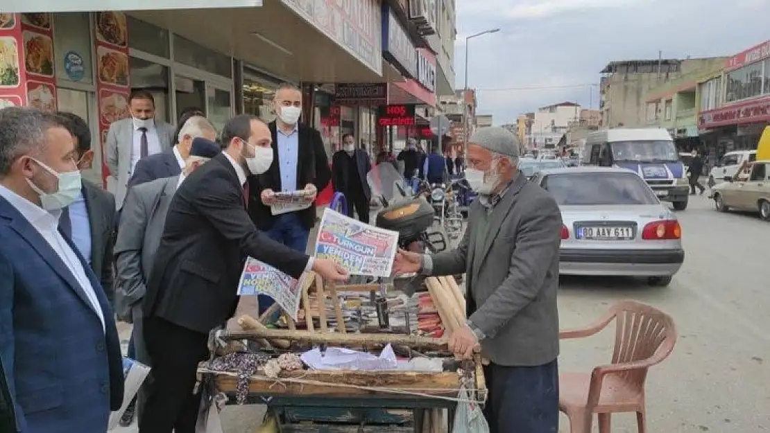 Başkan Uçmak Türkgün Gazetesi dağıttı