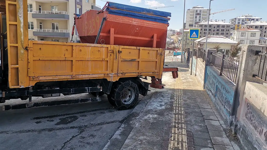 Battalgazi Belediyesi'nden Okul Bahçelerinde Tuzlama Mesaisi