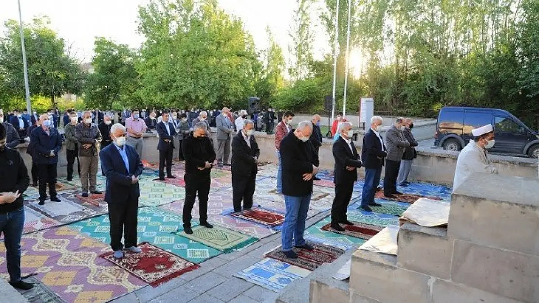 Bayram Namazı 800 Yıllık Namazgâhta Eda Edildi