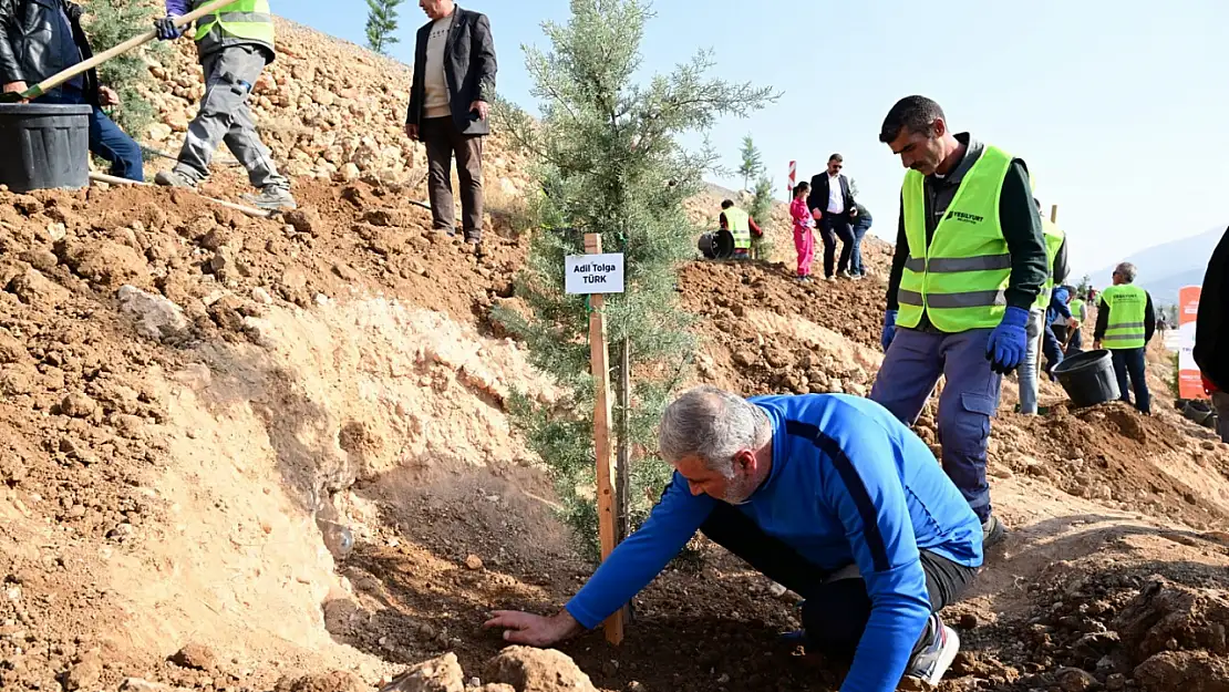 Beylerderesi Şehir Parkı'nda Depremde Vefat Eden Vatandaşlarımızın Anısına Ağaç Dikim Programı Düzenlendi