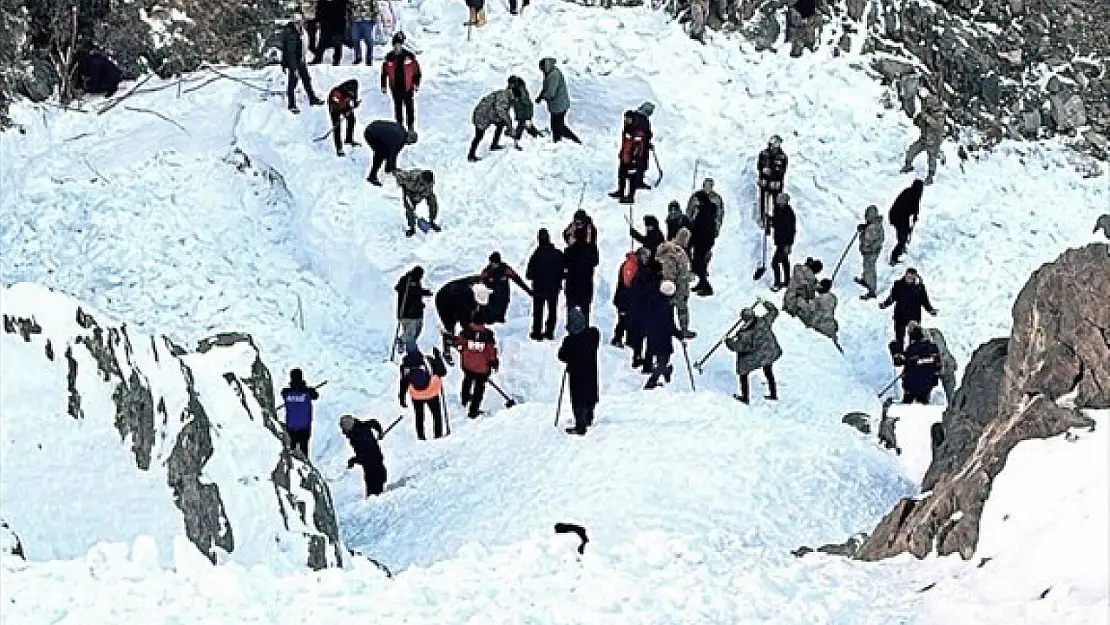 Bingöl'de çığ altında kalan kişi için kurtarma çalışması başlatıldı