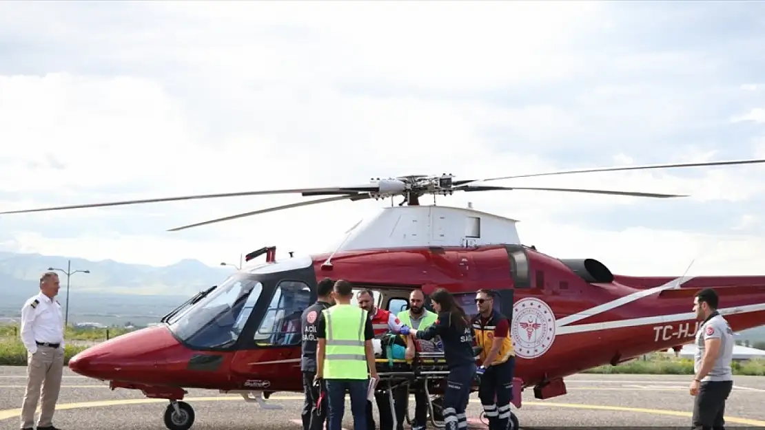 Bitki toplarken kayalıklardan düşen kadın ambulans helikopterle hastaneye yetiştirildi