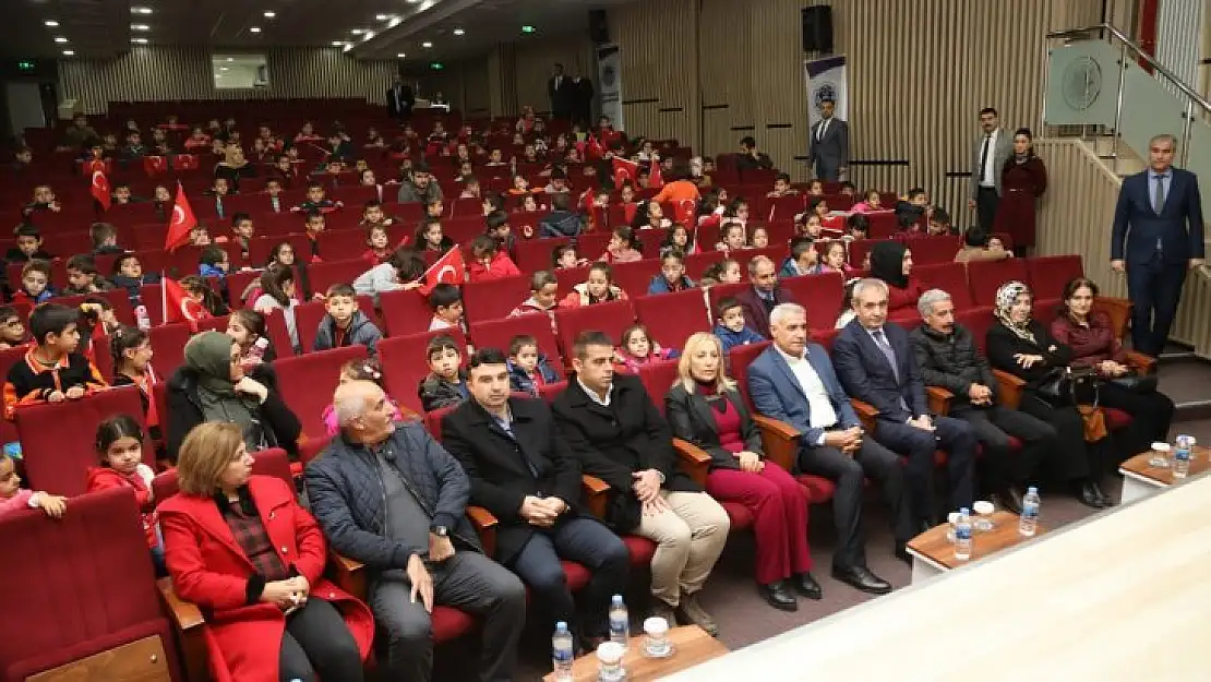 'Bremen Mızıkacıları' isimli tiyatro gösterisi çocuklardan yoğun ilgi gördü