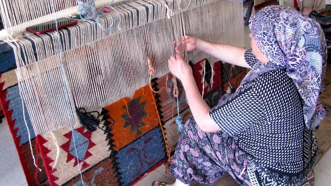 Sevdiğine Sözü Olan  Bir Kilim Dokur