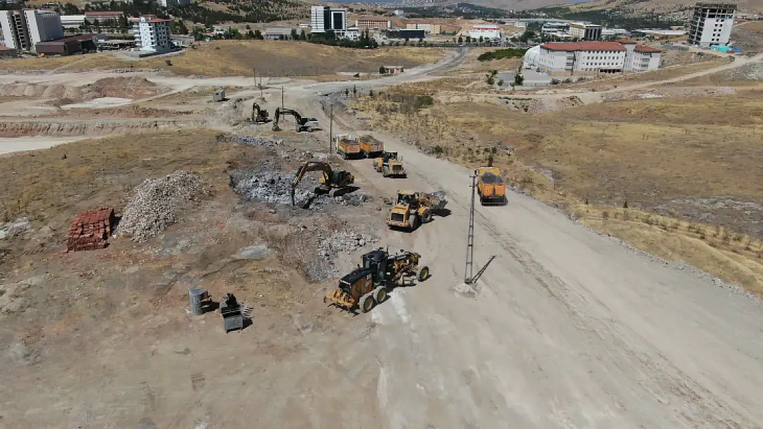 Büyükşehir Belediyesi Çamurlu Mahallesi'nde 30 Metrelik Yol Açıyor