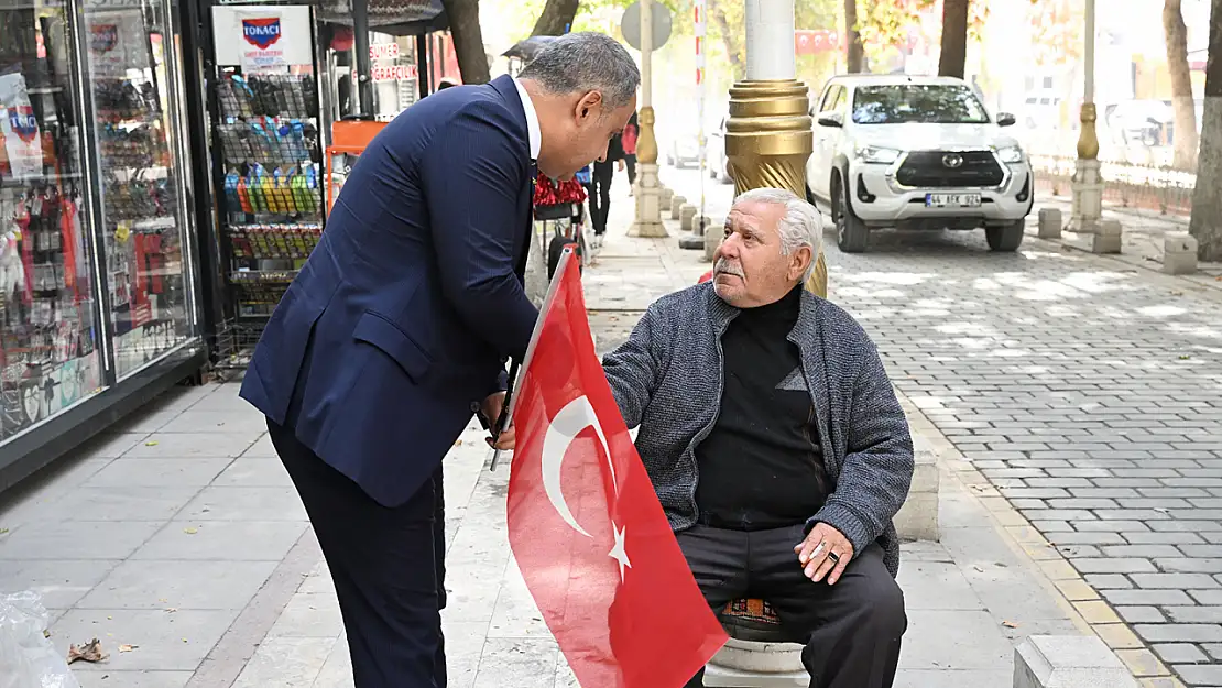 Büyükşehir Belediyesi Cumhuriyetin 100. Yılında 10 Bin Bayrak Dağıttı