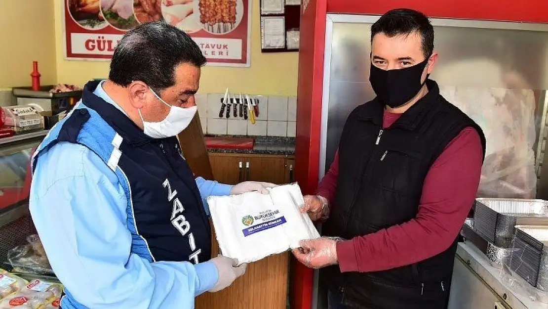 Büyükşehir Belediyesi Kasap Esnafına Maske Dağıttı