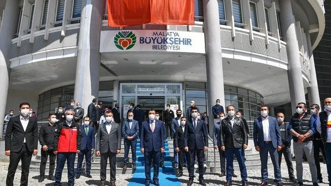 Büyükşehir Belediyesi kendi elemanları ile evlere maske dağıtıyor