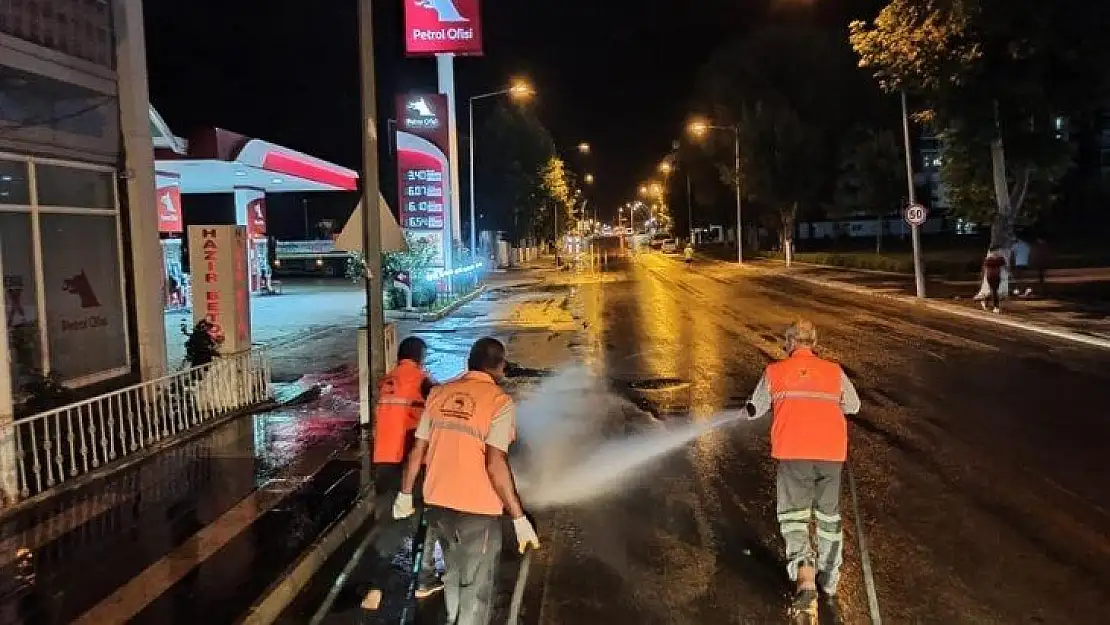 Büyükşehir Belediyesi vatandaşların yoğun olarak kullandığı alanları ilaçlıyor