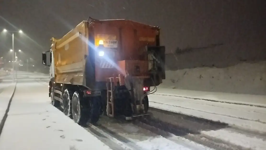 Büyükşehir Belediyesinden Kar Mesaisi