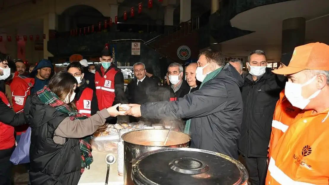 Büyükşehir Belediyesinden Maşti'de Misafir Edilen Yolculara Sıcak Çorba İkramı