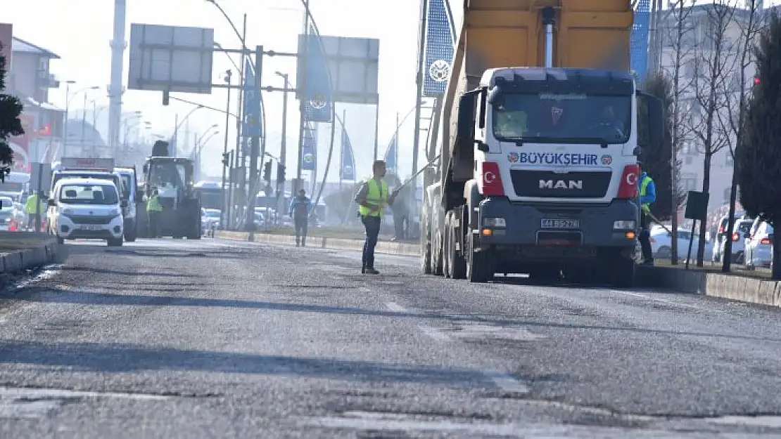 Büyükşehir Kar Yağışı Sonrası Yollarda Oluşan Olumsuzlukları Gideriyor