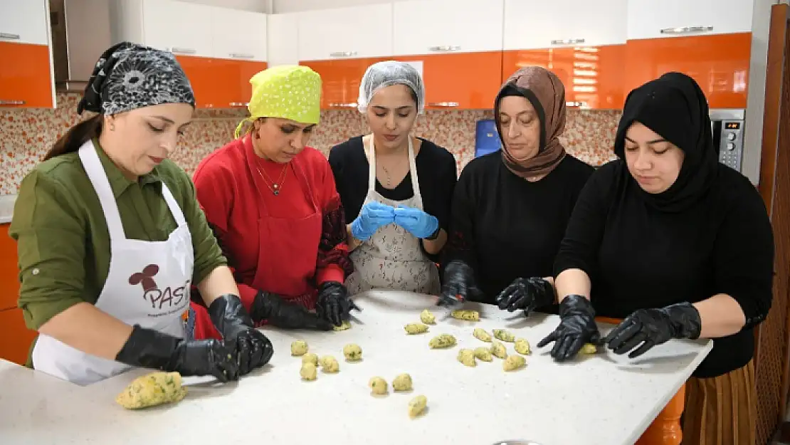 Büyükşehir Pastacılık Kursuna Katılan Hanımlar Ev Ekonomisine Katkı Sağlıyor