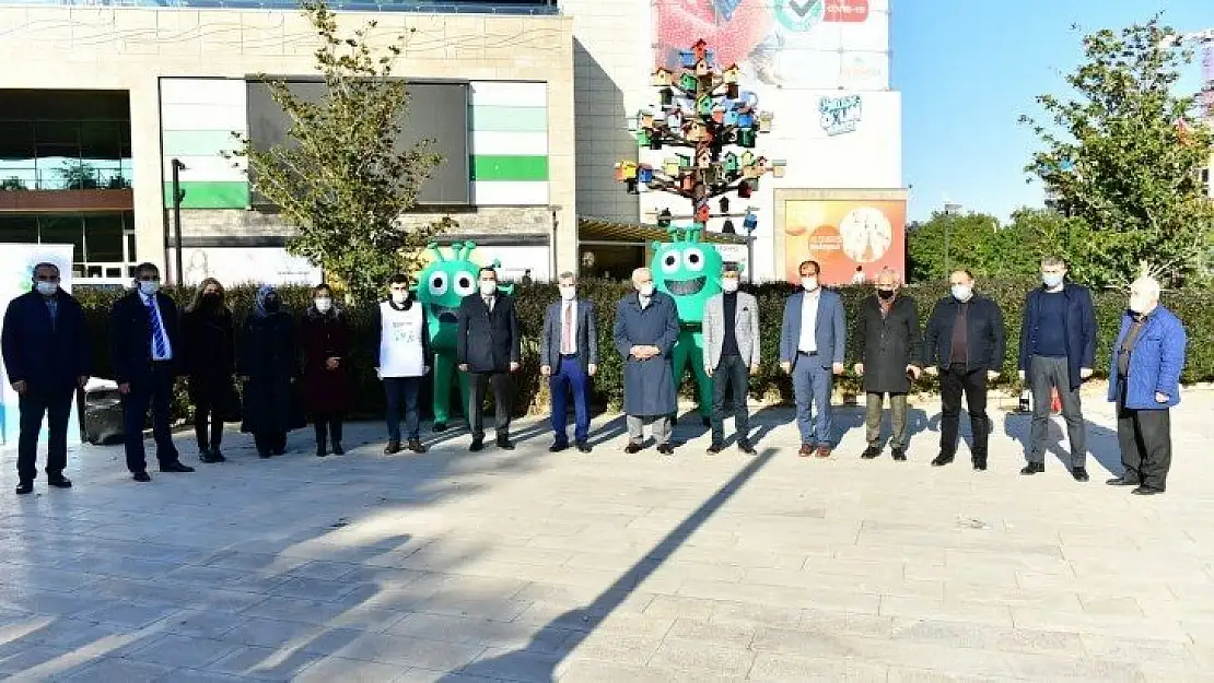 Canlı 'Virüs Maskot' işbaşında