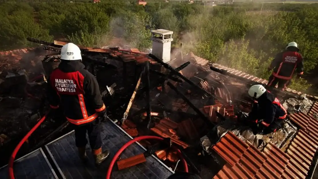 Cumhuriyet Örnekköy Mahallesinde Çatı Yangını