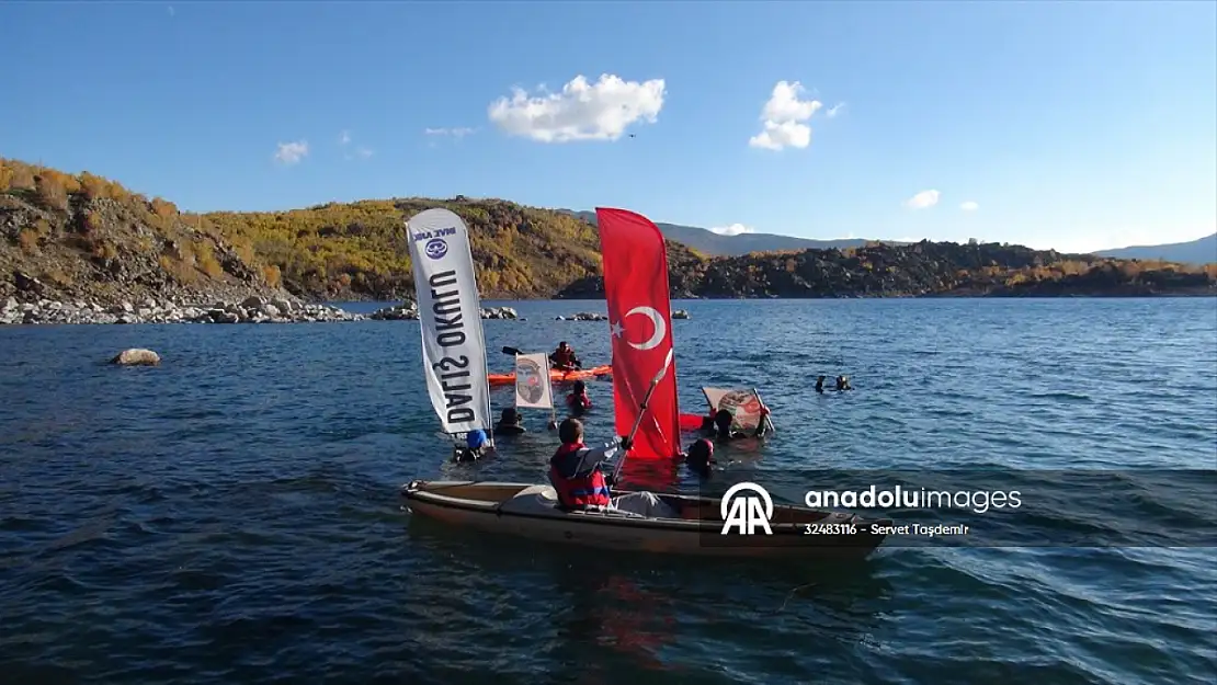 Dalgıçlar, Cumhuriyet'in 100. yılı kapsamında Nemrut Krater Gölü'nde Türk bayrağı açtı