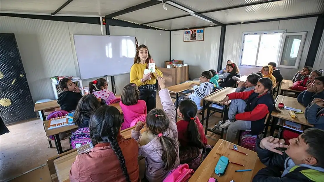 Deprem bölgesindeki 1168 öğretmen için ders zili konteynerlerde çalıyor