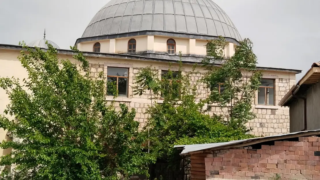 Depremde hasar alan tarihi cami ayağa kaldırılıyor