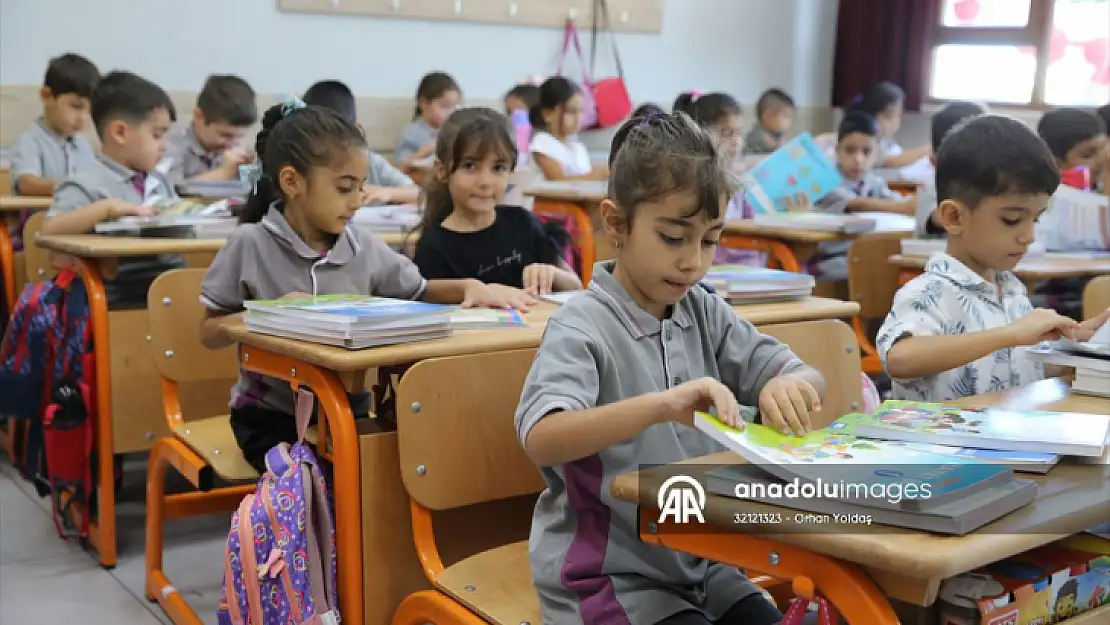 Depremden etkilenen illerdeki okullarda yeni eğitim öğretim yılı başladı