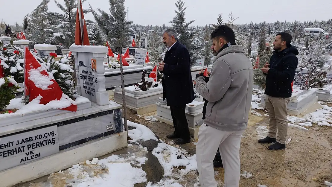 Depremin yıl dönümünde HÜDA PAR Malatya İl Başkanından mezarlık ziyareti