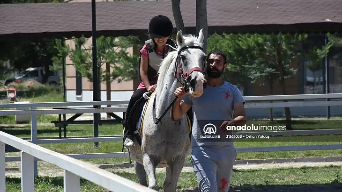 Depremzede çocukların yüzü 'Gençler Sevinsin Umutlar Sönmesin' etkinliğiyle güldü