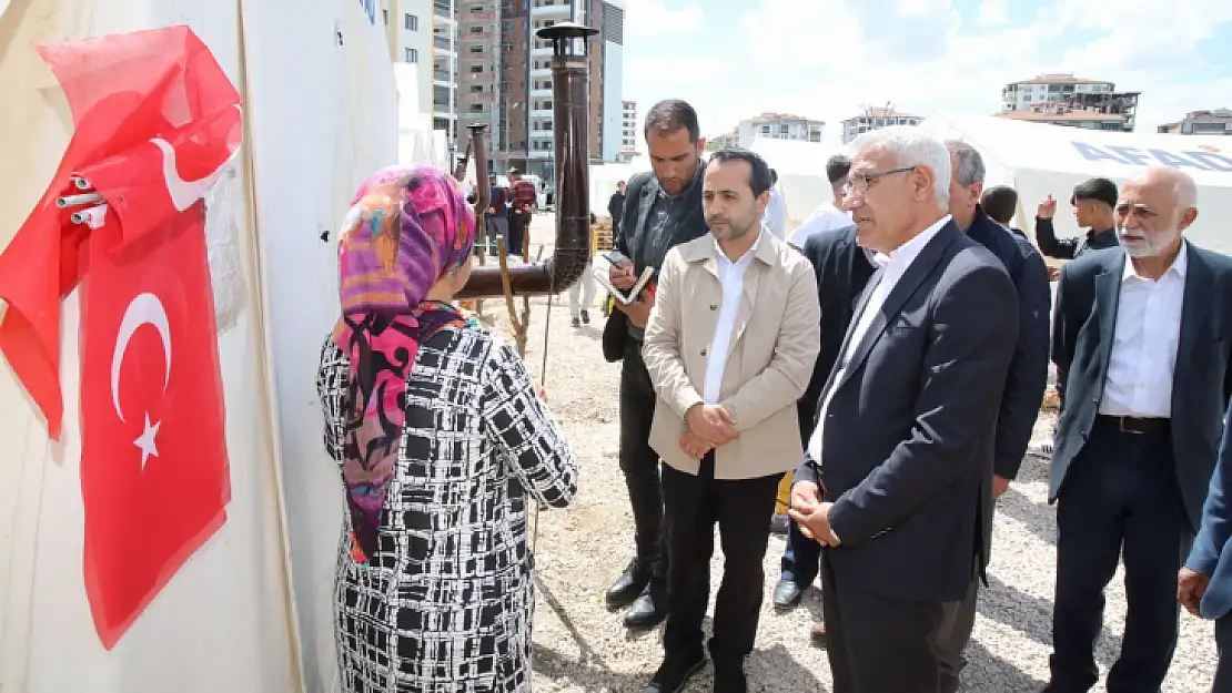 Depremzede vatandaşları ziyaret ederek bayramlarını kutladı.