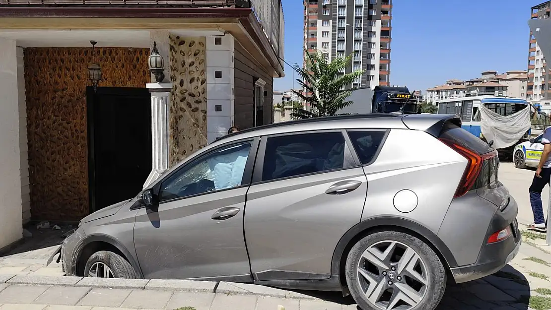 Direksiyon hakimiyetini kaybedince eve çarptı
