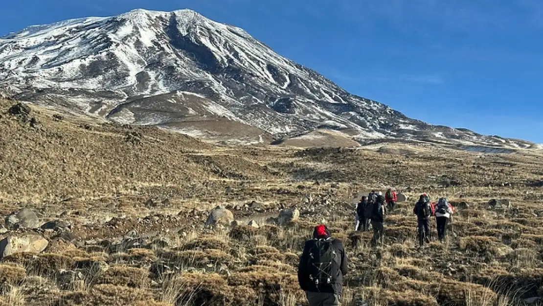 Doğa tutkunları küresel ısınmaya dikkati çekmek için Ağrı Dağı'na tırmandı