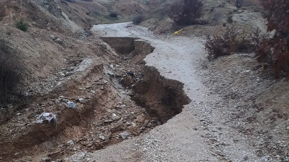 Doğanşehir'de yağmur suları sel getirdi, Belediye ekipleri seferber oldu