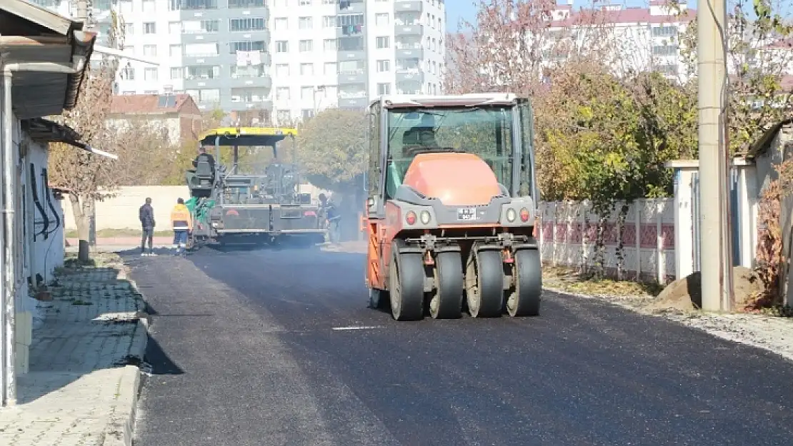 Elazığ Belediyesi Sokak Kısıtlamasını Fırsata Çevirdi Asfalt Çalışmalarını Hızlandırdı