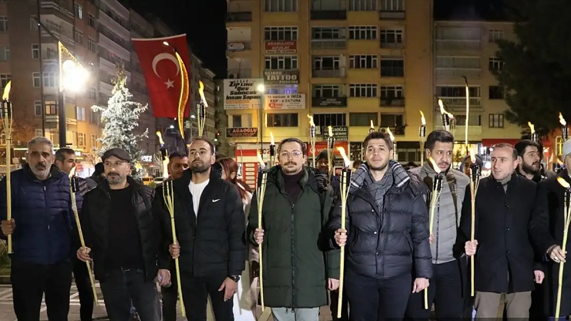 Elazığ'da 24 Ocak depreminin 4. yılında meşaleli yürüyüş düzenlendi