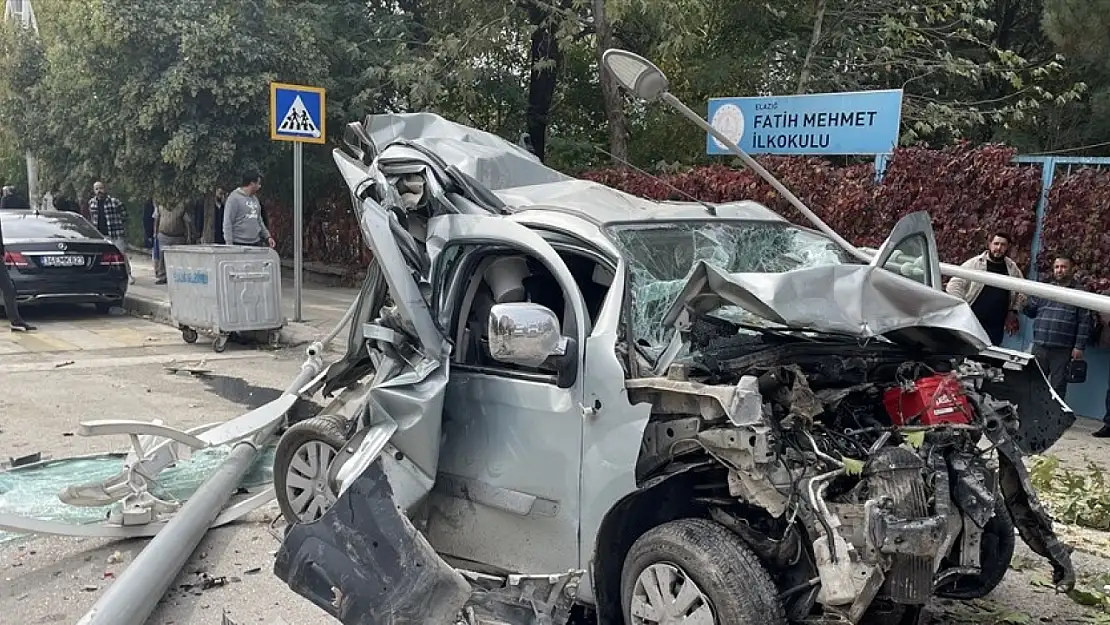 Elazığ'da freni patlayan midibüs 2 araca çarptı, 16 kişi yaralandı