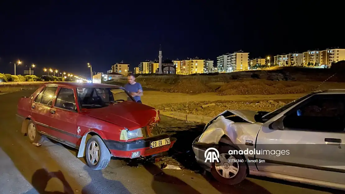 Elazığ'da iki otomobil çarpıştı, 5 kişi yaralandı