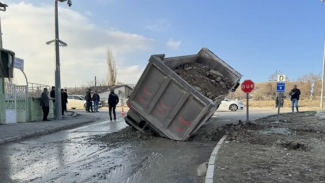 Elazığ'da yolun çökmesi sonucu yan yatan hafriyat kamyonunun sürücüsü yaralandı