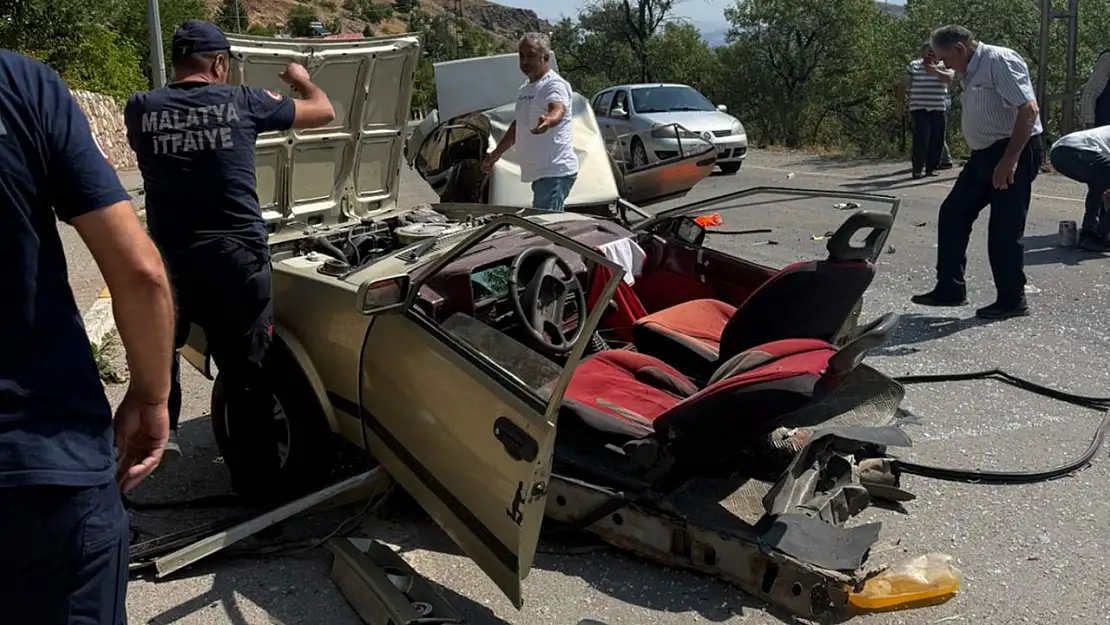 Elektrik direğine çarpan otomobil ikiye ayrıldı: 1 yaralı
