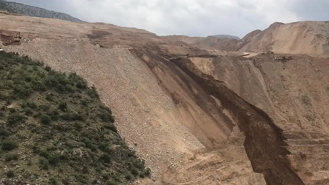 Erzincan Valisi Aydoğdu, İliç'teki maden ocağında kontrollü toprak indirildiğini açıkladı