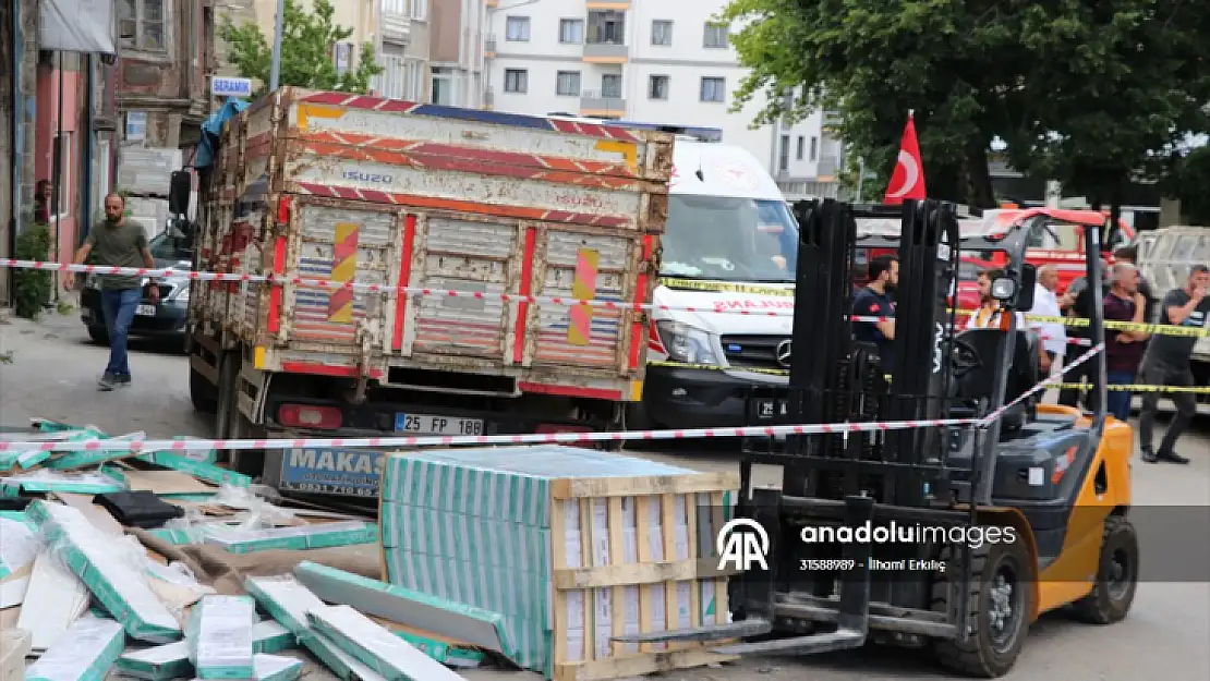 Erzurum'da kafasına iş makinesinden parke düşen çocuk öldü