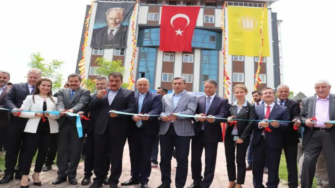 Evleri yıkılan ve yurtta kalan sağlık çalışanları şok oldu