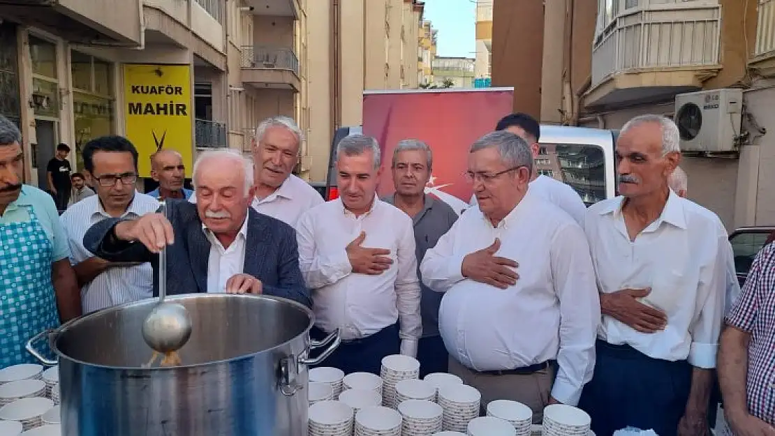 Faik Erdoğan Vakfı  bugün Paşaköşkü'nde aşura dağıttı