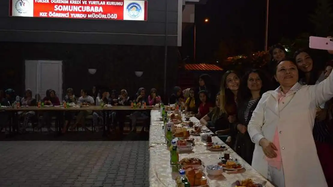 Rektör Karabulut, öğrencilerle sahur yaptı