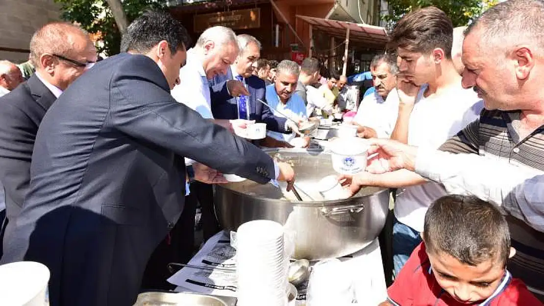 Vatandaşlara Cuma Namazı Çıkışı Aşure İkramı Yapıldı