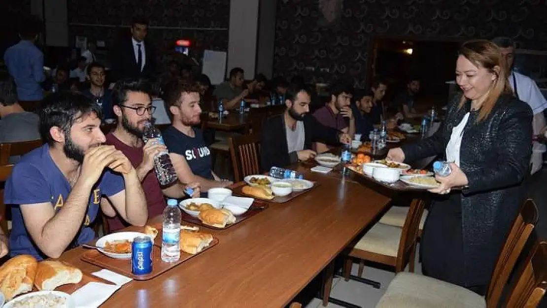 Rektör Karabulut, iftarda ve sahurda öğrenci yurtlarını ziyaret etti