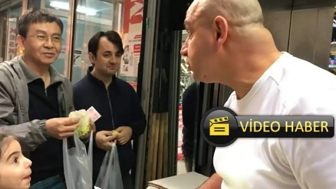 Fenomen çiğ köfteciyle Çinli turist arasında gergin anlar