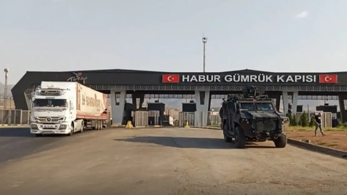 Habur Sınır Kapısından Irak'a yük taşıyan tır şoförleri araçların gölgesinde serinliyor