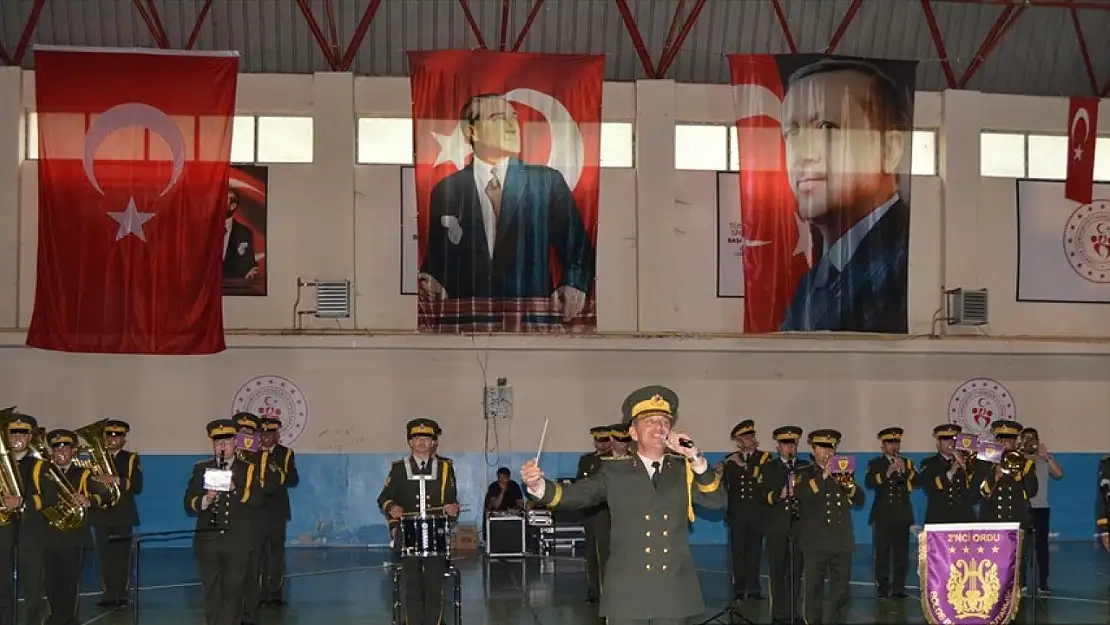 Hakkari'de askeri bando konser verdi