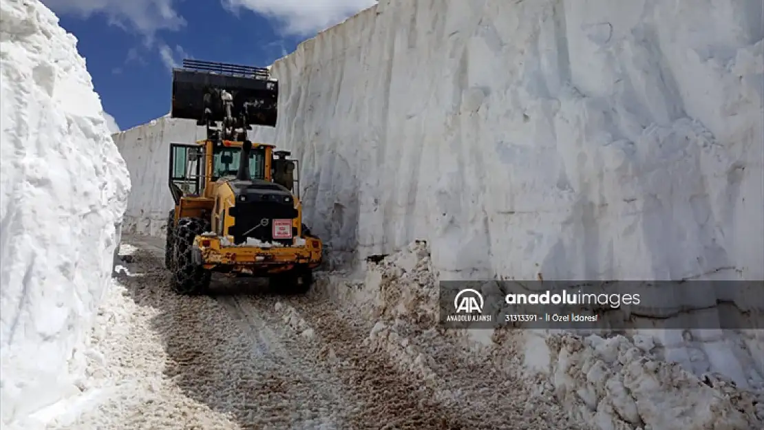 Hakkari'de ekipler haziranda da karla mücadeleyi sürdürüyor