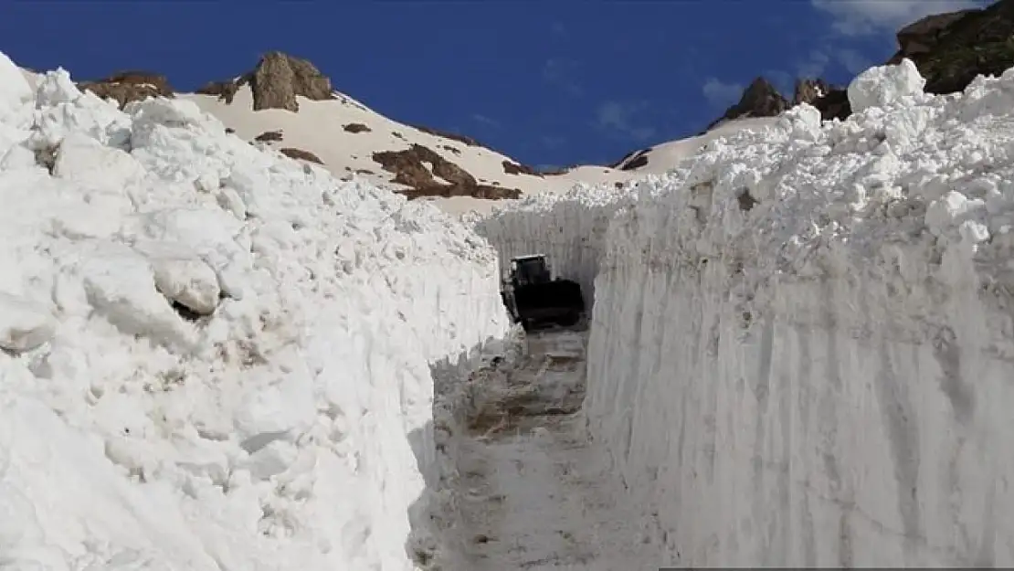 Hakkari'de üs bölgelerinin yolunda karla mücadele çalışmaları devam ediyor