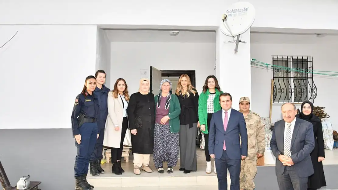 Hanife Yazıcı Türkiye'nin İlk Kadın Jandarma Karakol Komutanı Şehit Yarbay Songül Yakut'un Ailesini Ziyaret Etti