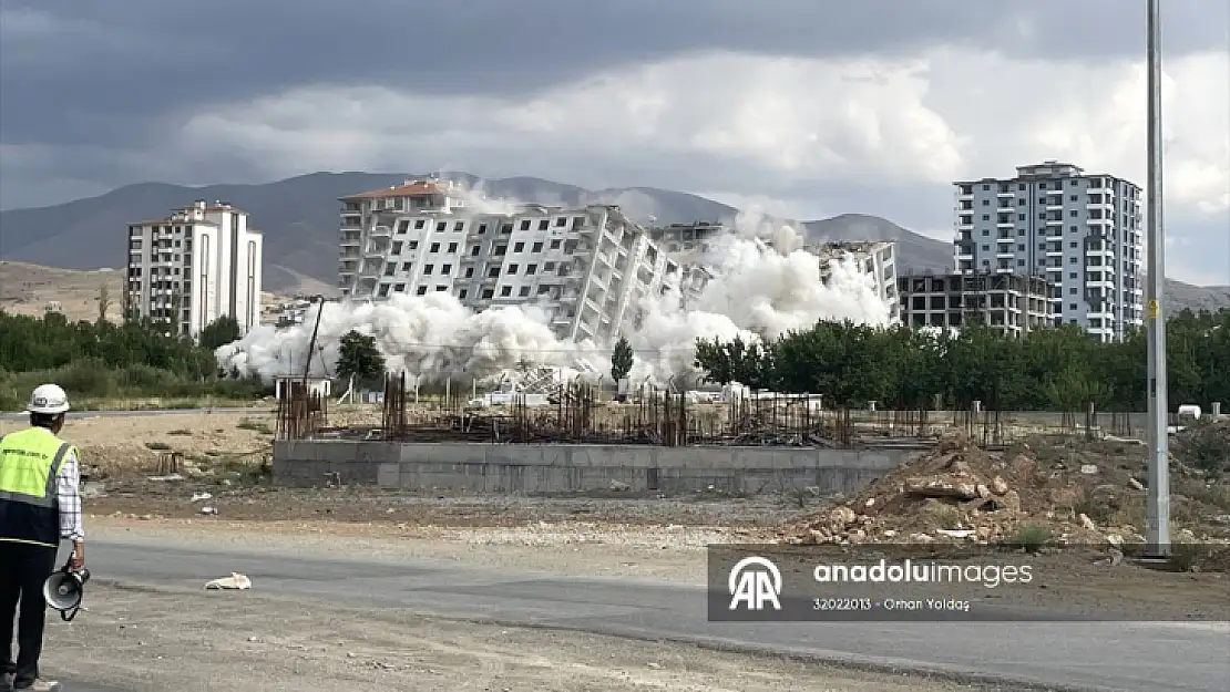 Hasarlı evlerinin patlatıcıyla yıkılmasını gözyaşları içinde izlediler