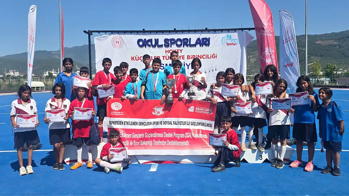 Hokey kahramanları,  büyük bir başarıya imza atarak şampiyon oldular!